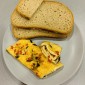 Vaječná omeleta se zeleninou a kváskovým chlebem