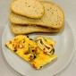Vaječná omeleta se zeleninou a kváskovým chlebem