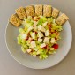 Zeleninový salátek s balkánským sýrem a knäckebrotem