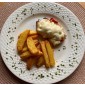 Kuřecí plátek s kapiovo-cibulovou směsí s hranolky