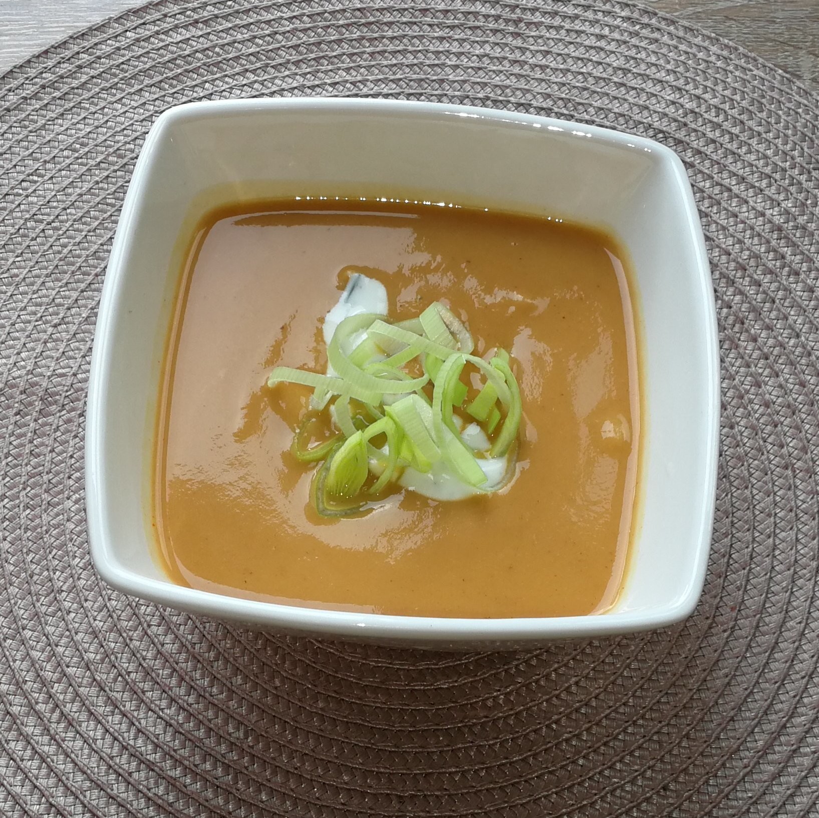 Celerová polévka s uzenou paprikou