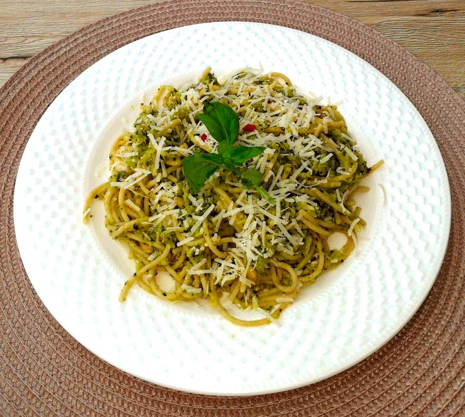 Celozrnné špagety s brokolicovým pestem