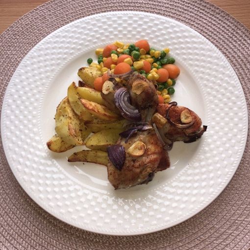 Kuřecí stehýnka s pečenými brambory a dušenou zeleninou