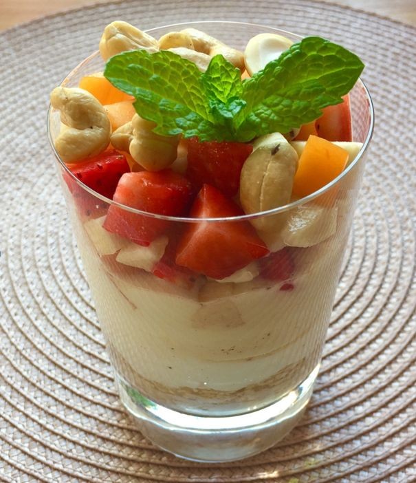 Zdravý pohár s ovesnými vločkami, jogurtem a ovocem