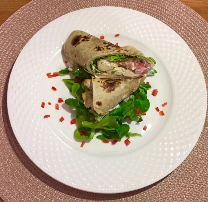 Žitná tortilla s kuřecím masem a jogurtovým dipem