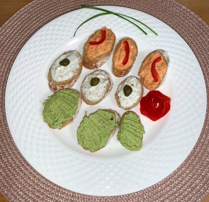 Žitné jednohubky se třemi druhy pomazánek