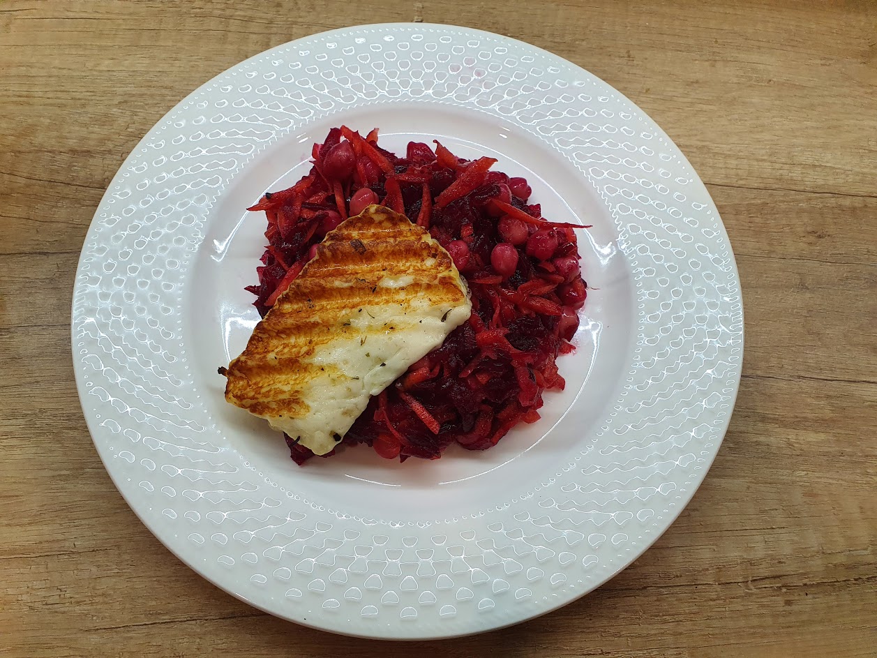 Salát z pečené červené řepy s cizrnou a sýrem Halloumi